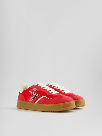 Sneaker low de la Bershka pe roșu