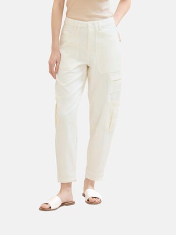 TOM TAILOR DENIM Slim fit Cargo trousers 'Barrel Mom' in White: front