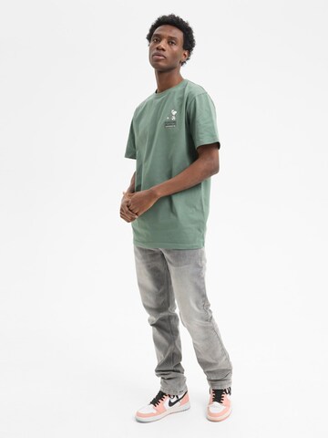 hydroponic - Camiseta 'Hydroponic x Peanuts Regular-Fit Short-Sleeve Campfire T-Shirt' en verde