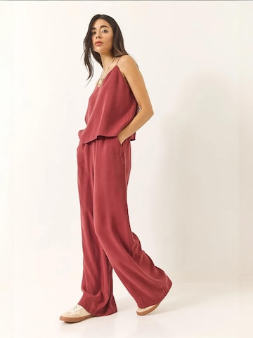 Completo pantalone di Bianco Lucci in rosso