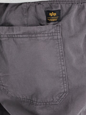 ALPHA INDUSTRIES Regular Byxa i grå