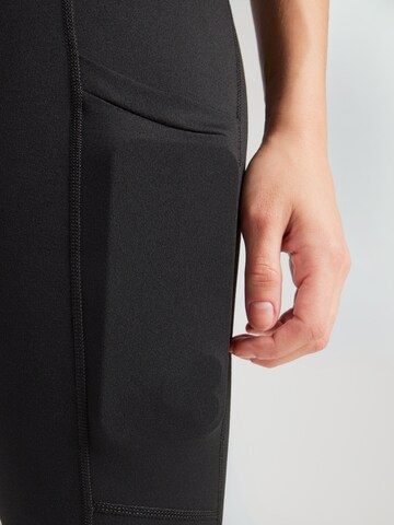 Fabletics Skinny Urheiluhousut 'ON-THE-GO' värissä musta