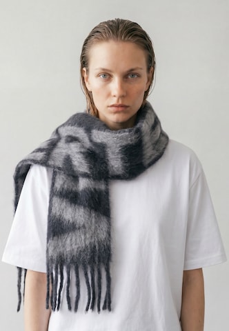Vertere Berlin Scarf in Black: front