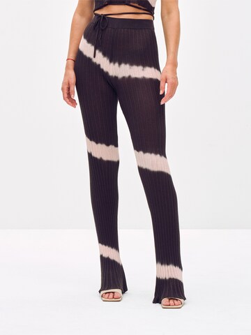 ABOUT YOU x Toni Garrn - Bootcut Pantalón 'Rebecca' en gris: frente