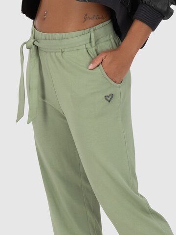 Tapered Pantaloni 'Alice' di Alife and Kickin in verde