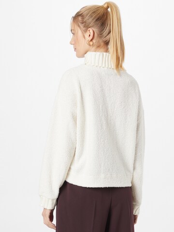 Pull-over OVS en blanc