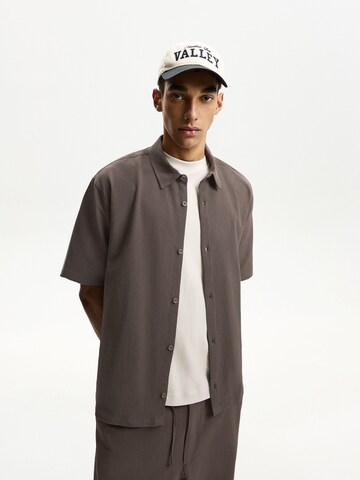 Bershka Comfort Fit Skjorte i brun: forside