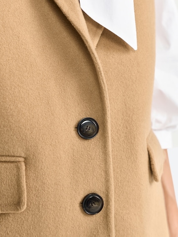 Rich & Royal Blazer in Beige