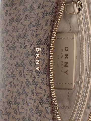 DKNY حقيبة تقليدية 'Bryant' بلون بني