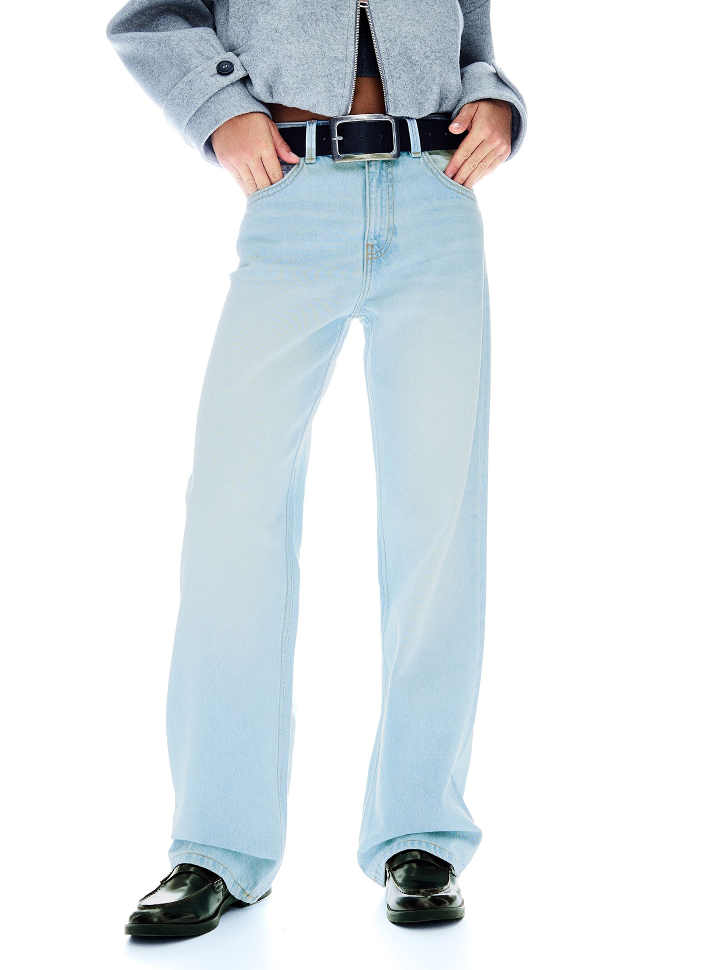 BershkaWide Leg/ Široke nogavice Traperice - plava boja: prednji dio