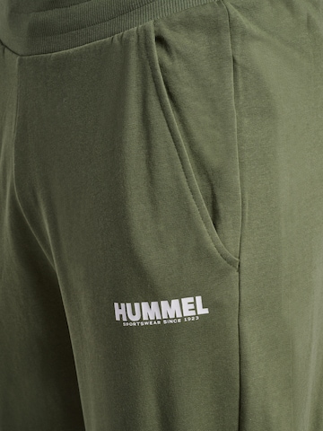Hummel Tapered Sporthose in Grün