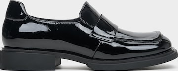 Estro Classic Flats in Black: front