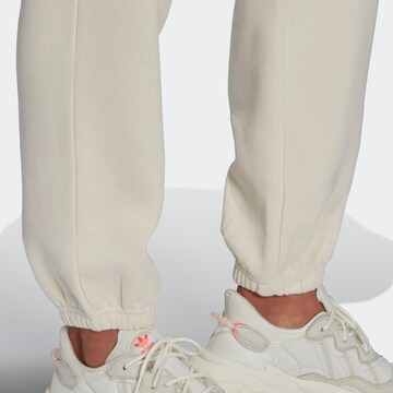 Tapered Pantaloni 'Adicolor Essentials Fleece' di ADIDAS ORIGINALS in beige