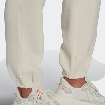 balta ADIDAS ORIGINALS Siaurėjantis Kelnės 'Adicolor Essentials'