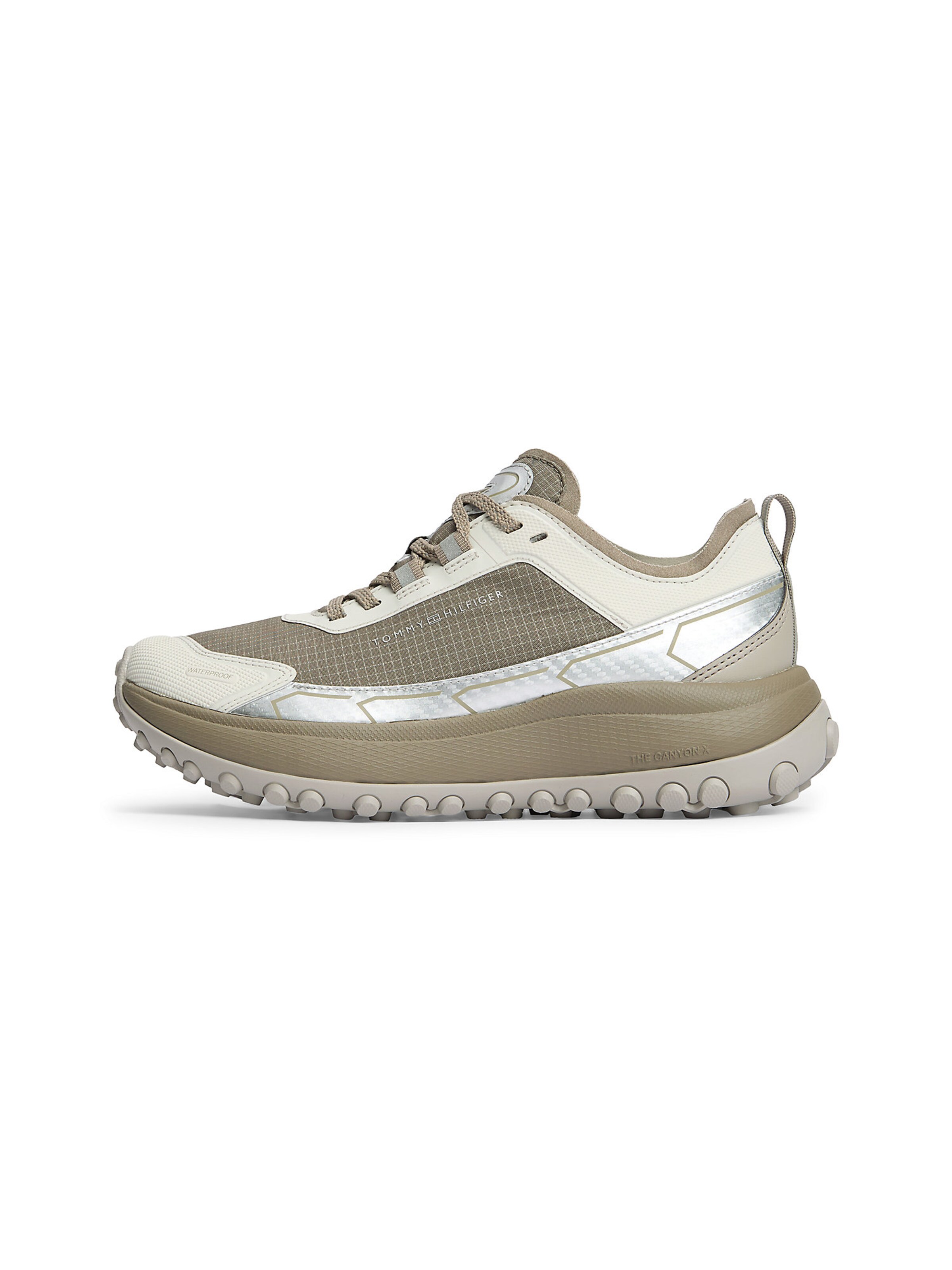 Baskets basses TOMMY HILFIGER en gris : devant