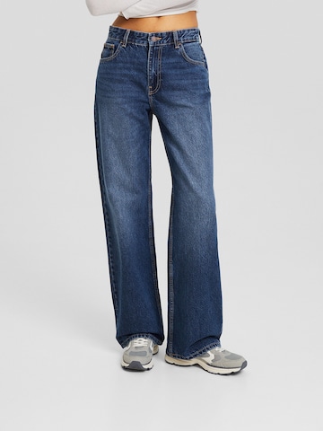 Bershka Wide leg Jeans in Blue: front