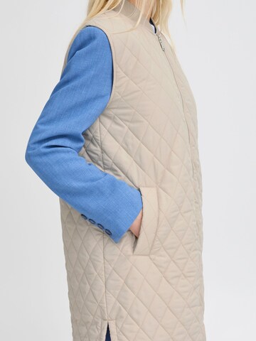 Gilet ' BYBETIO WAISTCOAT ' di b.young in marrone