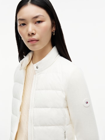 TOMMY HILFIGER Демисезонная куртка в Белый