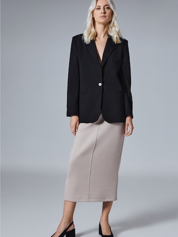 4TAILORS Bleiseri 'Capsule' värissä musta