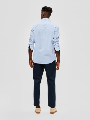 SELECTED HOMME جينز مضبوط قميص 'Reil' بلون أزرق