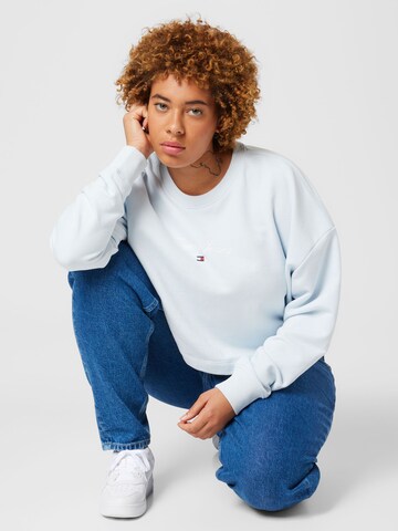 Sweat-shirt 'Essential' Tommy Jeans Curve en bleu