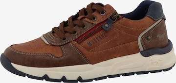 Baskets basses MUSTANG en marron : devant
