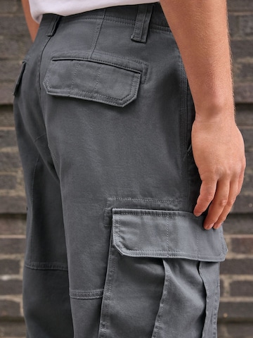 Next - Ropa ancha Pantalón cargo en gris