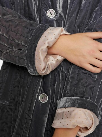 NÜMPH Välikausitakki 'Velli' värissä harmaa