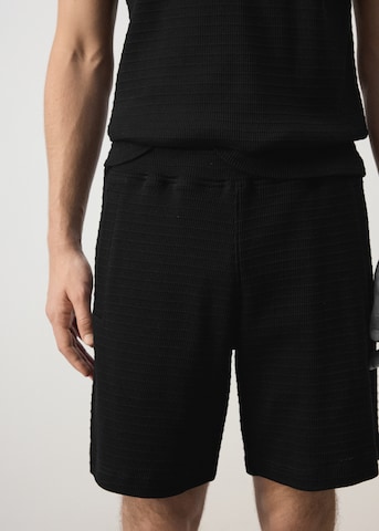 Regular Pantaloni 'ARMIS' de la MANGO MAN pe negru