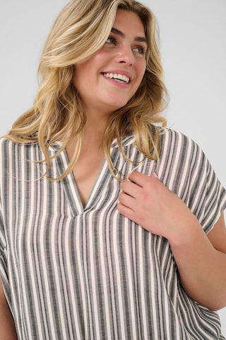 KAFFE CURVE - Blusa 'Alia' en negro