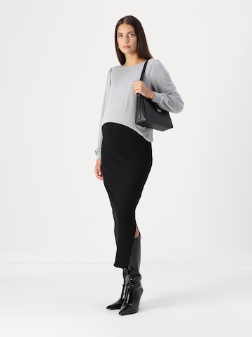 Only Maternity T-shirt 'OLMFREE' i grå