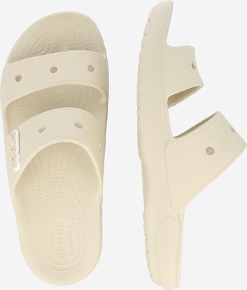 Crocs - Sapato aberto 'Classic' em bege