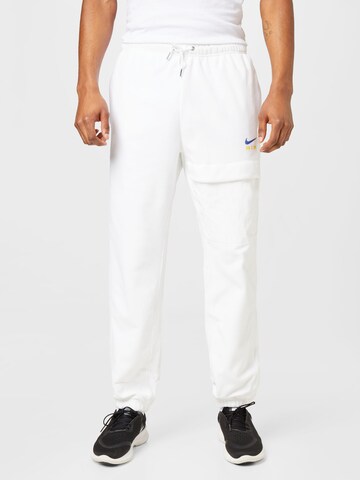 Tapered Pantaloni de la Nike Sportswear pe alb: față