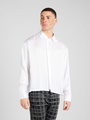 Coupe regular Chemise WEEKDAY en blanc : devant