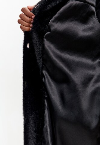 CESARE GASPARI Mantel in Schwarz