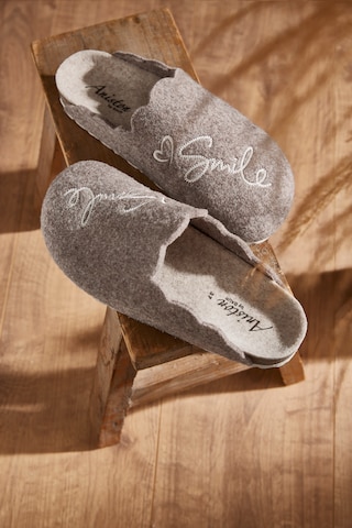 Aniston Slippers in Beige