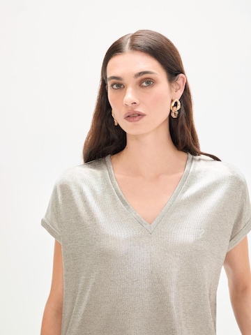 Tricou de la Lola Casademunt pe gri