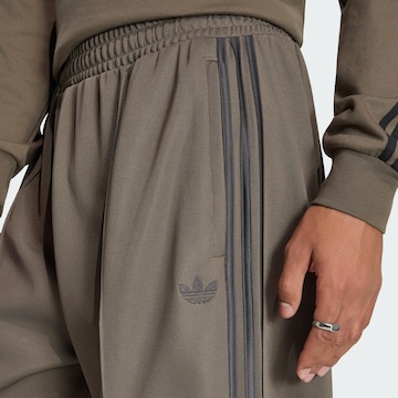 Wide leg Pantaloni 'OVERSIZED TRACK' di ADIDAS ORIGINALS in marrone