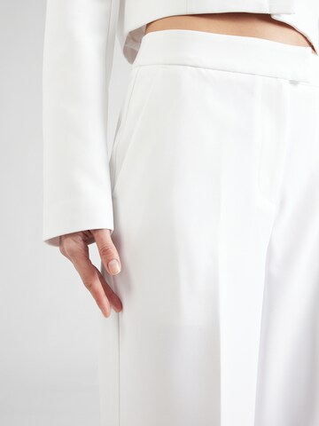 Wide leg Pantaloni con piega frontale 'Vicky' di ABOUT YOU x Iconic by Tatiana Kucharova in bianco