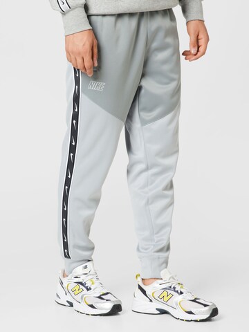 Nike Sportswear Tapered Broek in Grijs: voorkant