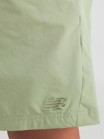 Largi Pantaloni de la new balance pe verde