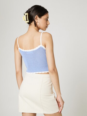 florence by mills exclusive for ABOUT YOU Vyšívaný top 'Tan' - Modrá
