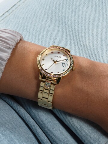 GUESS Analoog horloge 'THREE OF HEARTS' in Goud: voorkant