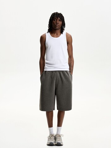 Loosefit Pantaloni di Bershka in grigio: frontale