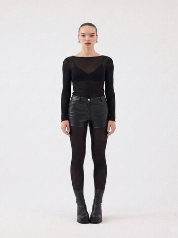 HOLLY LOLLY Slimfit Shorts in Schwarz: Vorderseite