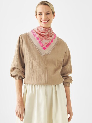 CODELLO Jacquard-Tuch  mit Blumenmuster und Bisou-Schriftzüge in Rot: Vorderseite