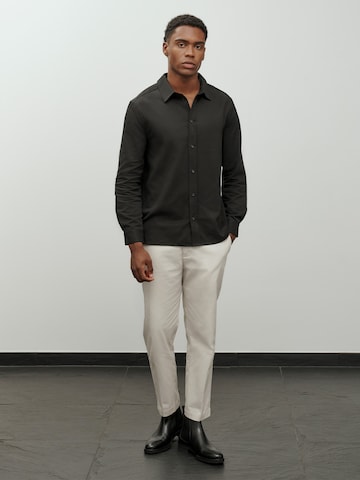 DAN FOX APPAREL Regular Fit Skjorte 'Essential' i sort