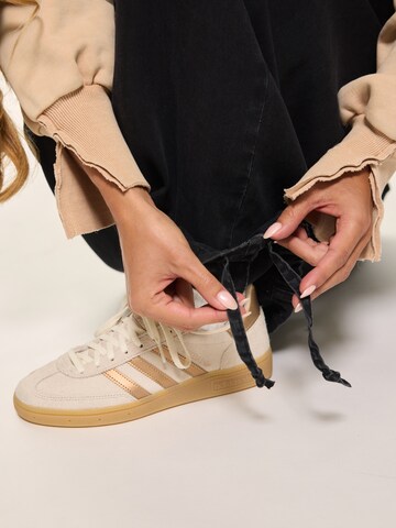 melns Kamila Šikl Vaļīgs piegriezums Džinsi