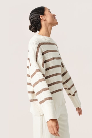 SOAKED IN LUXURY Sweter 'Ravalina' w kolorze biały