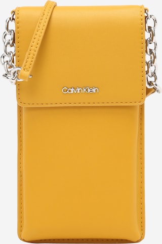 Calvin Klein Чанта за през рамо тип преметка в жълто: отпред